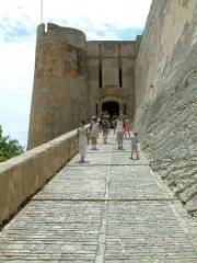 03-The entrance of Bonifacio